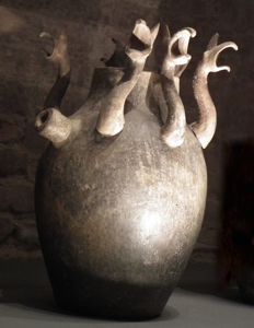 Curieux vase o&ugrave; des
t&ecirc;tes de griffon