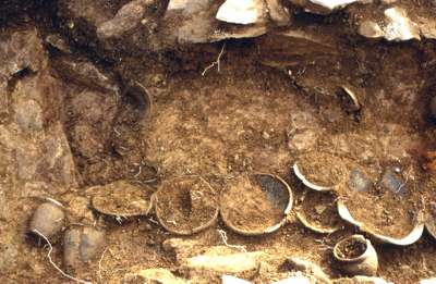 Céramiques dans la tombe de Boiroux  à Saint-Augustin